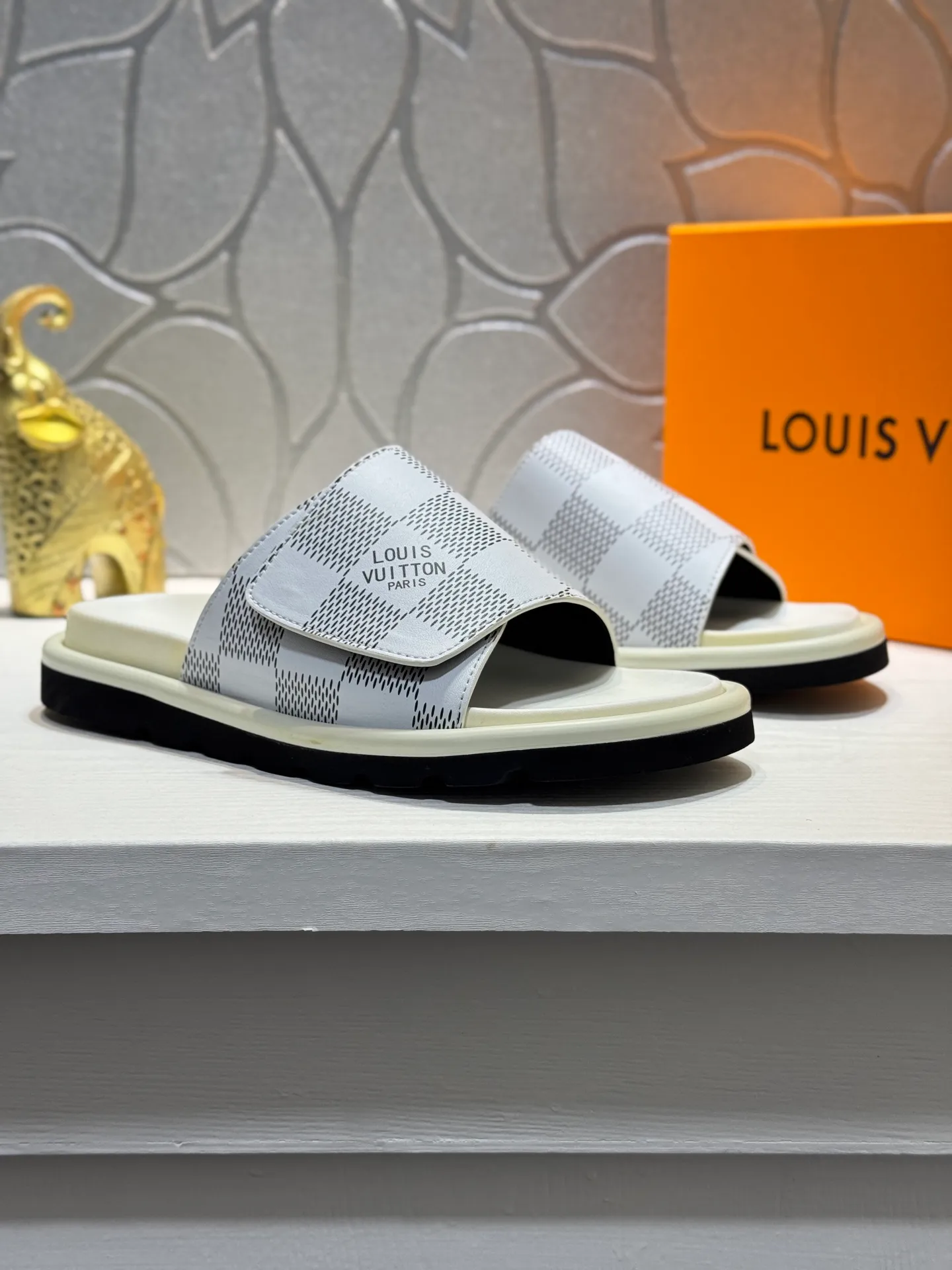 Men's Men's Shoes💰360 [New Style]🦇🦇Top Original [Louis Vuitton] Slippers for Couples👫Spring and Summer Style🎯🎯As an active family in the fashion industry ⭐ Lv takes bold innovation as its true nature ⚡Fabric and floral with hardware🔥Clean and neat ⚡Fashionable and elegant🌹Multiple colors available Size: 36-44 (45. Customized
